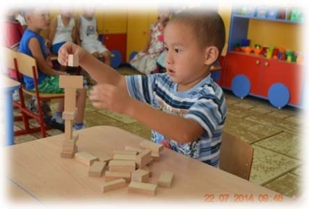 На занятии психолога ребенок собирает фигуру