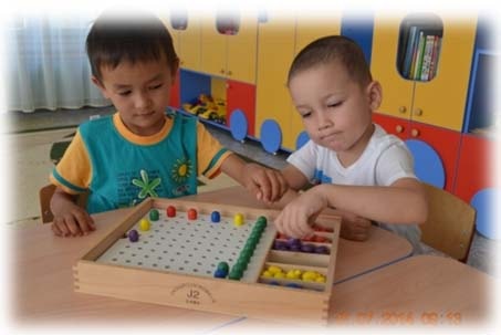 Дети играют в мозаику